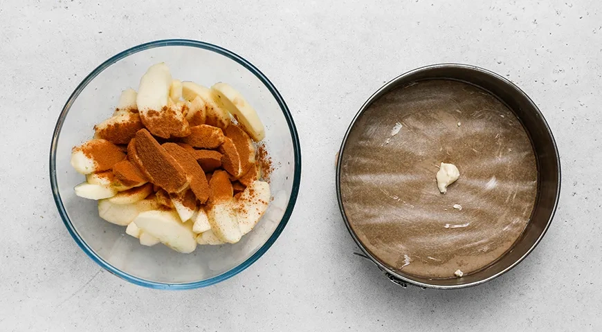 Шарлотка в аэрогриле: шаг 1