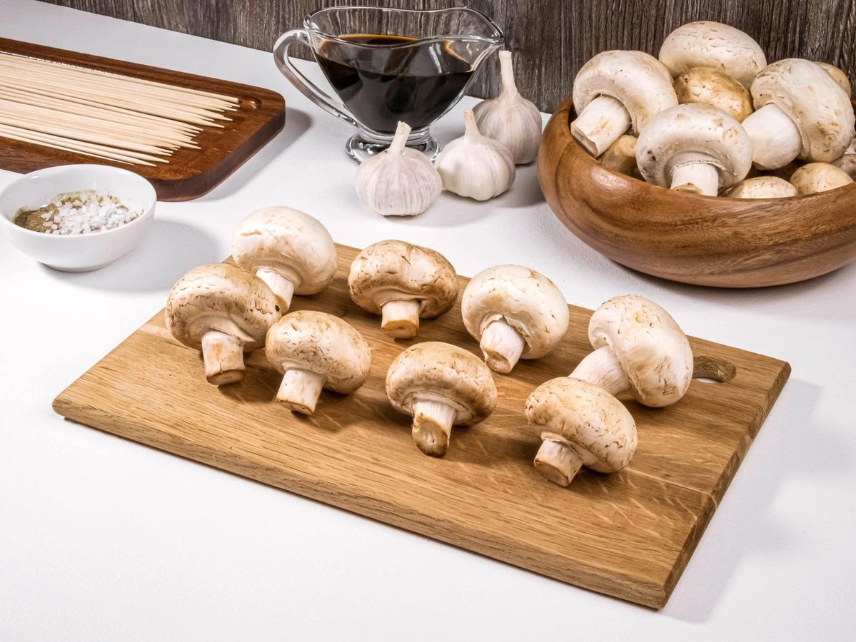 Шаг 1: Шашлычки из шампиньонов, запеченные в беконе