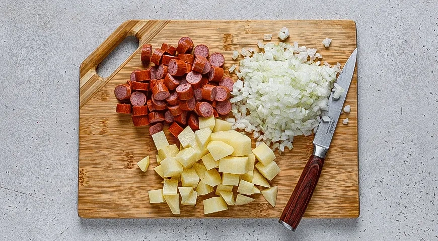 Щи из квашеной капусты с картошкой и колбасками: шаг 1