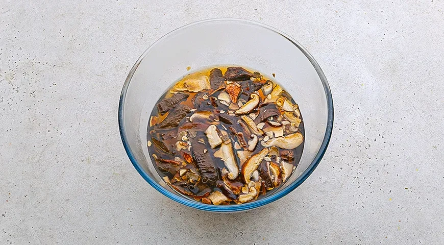 Сибирские пельмени в грибном бульоне: шаг 1