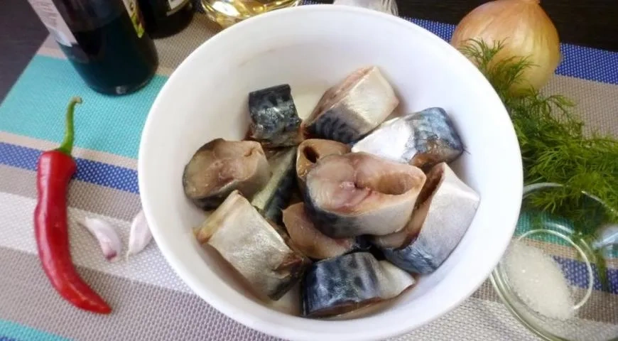 Скумбрия маринованная с овощами и соевым соусом: шаг 1