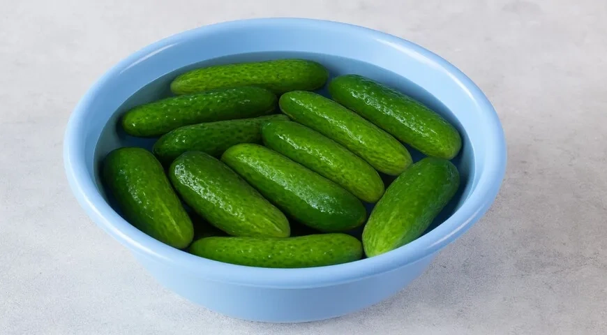 Сладкие маринованные огурцы: шаг 1