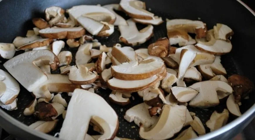 Сливочная паста с белыми грибами: шаг 1