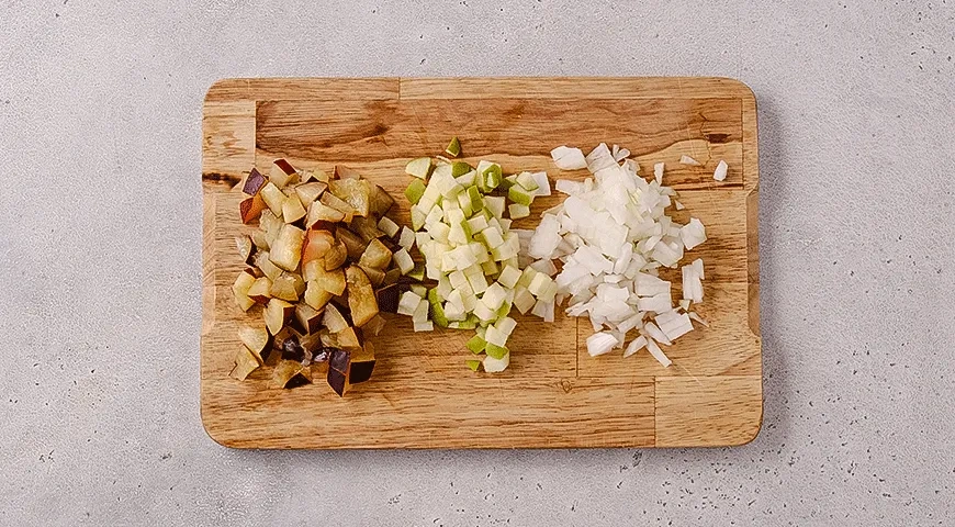 Сливовый чатни с яблоками, имбирем и луком: шаг 1