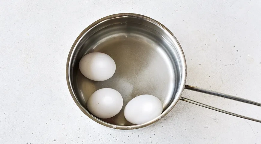 Слоеный салат с консервированной горбушей: шаг 1