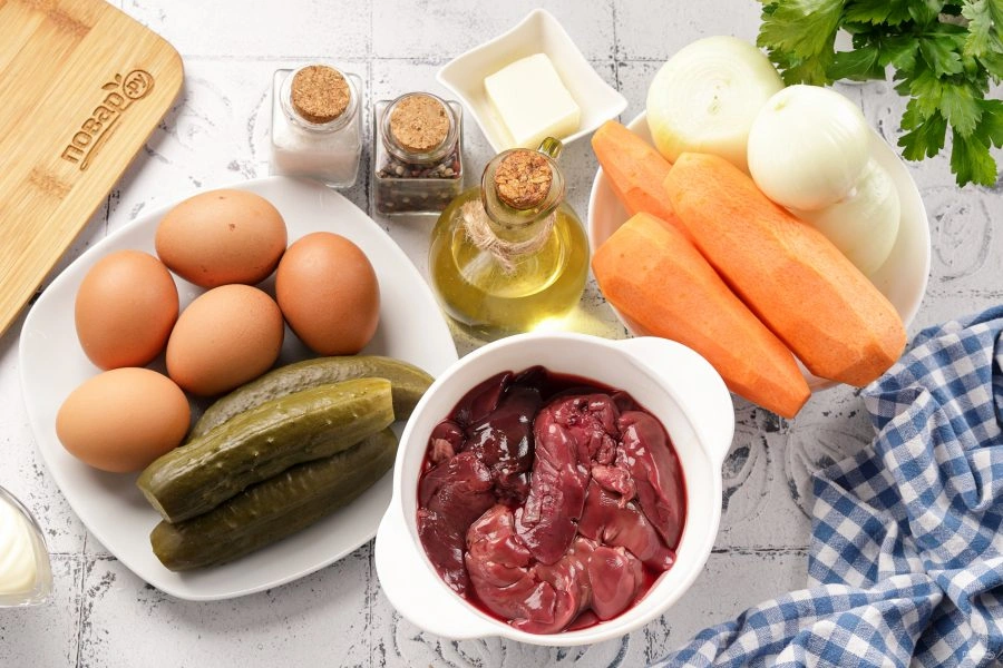 Шаг 1: Слоеный салат с куриной печенью