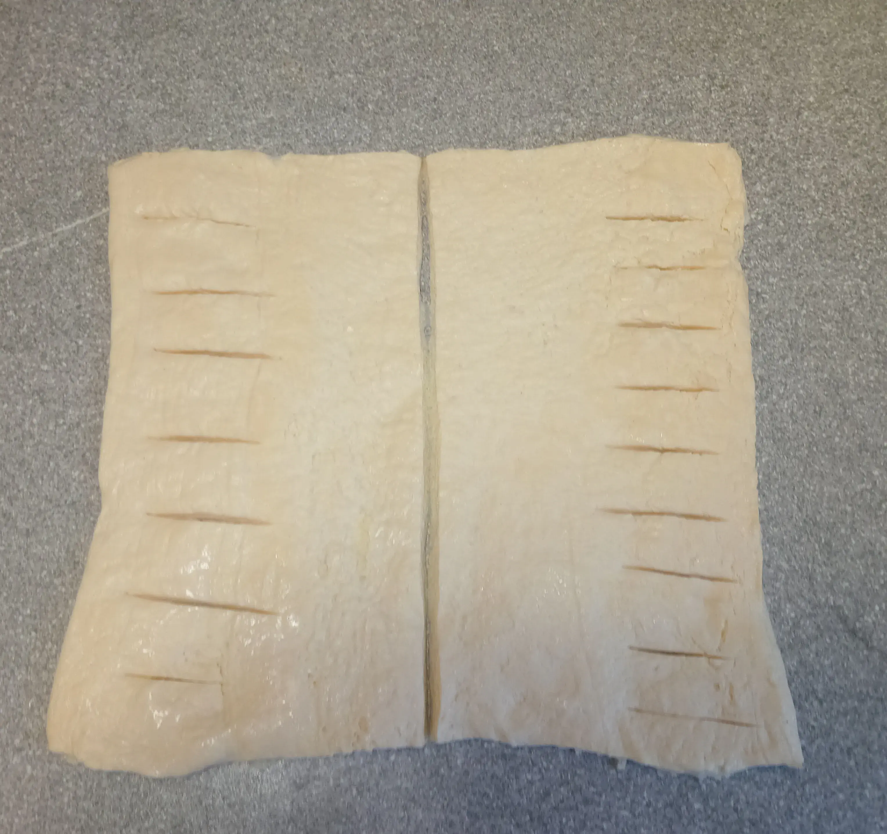 Слойки с брусничным джемом и яблоком: шаг 1