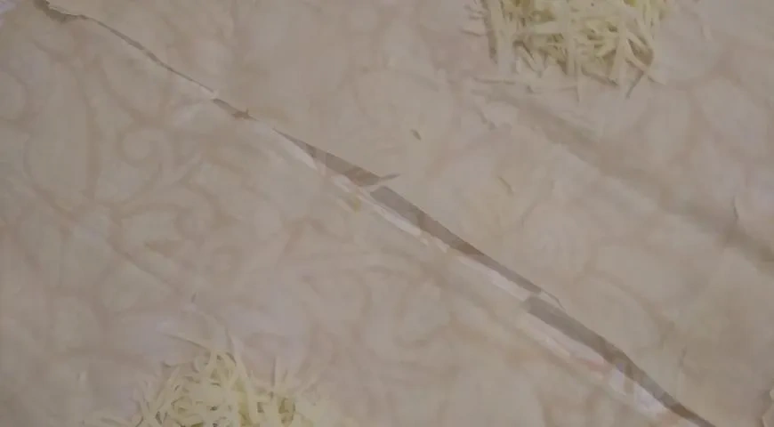 Слойки с моцареллой и вишнёвым джемом Махеевъ к 8 Марта: шаг 1