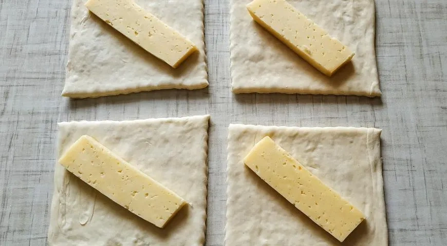 Слойки с сыром и спаржевой фасолью: шаг 1