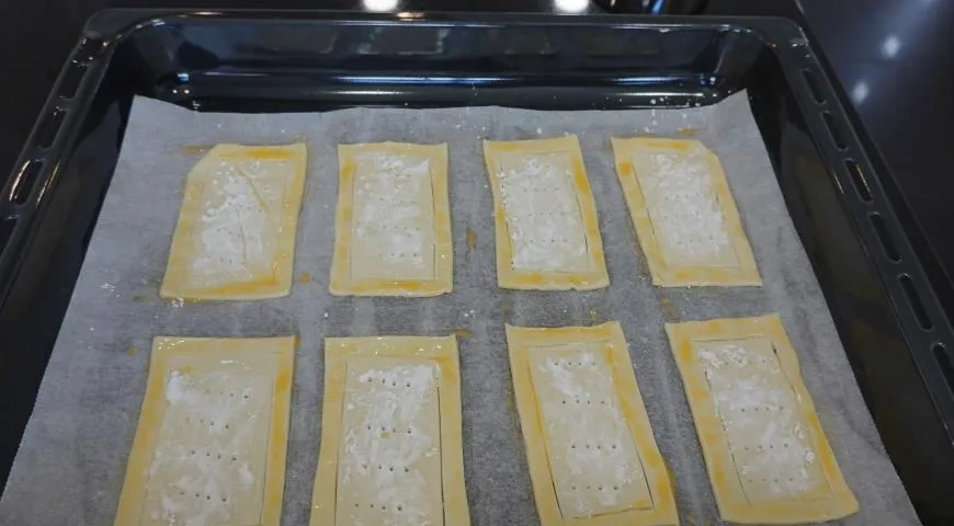 Слойки с вишней: шаг 1