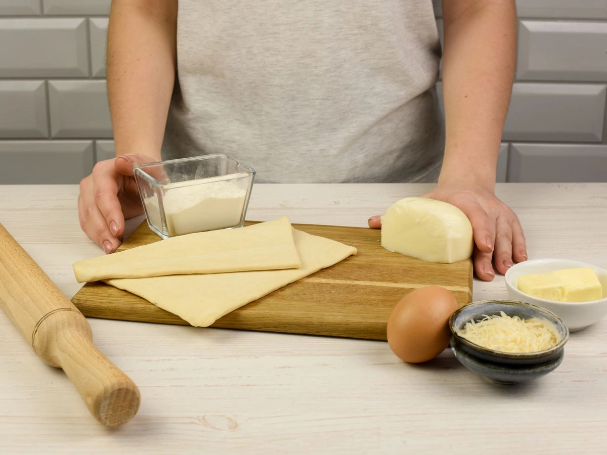 Шаг 1: Слойки с сыром