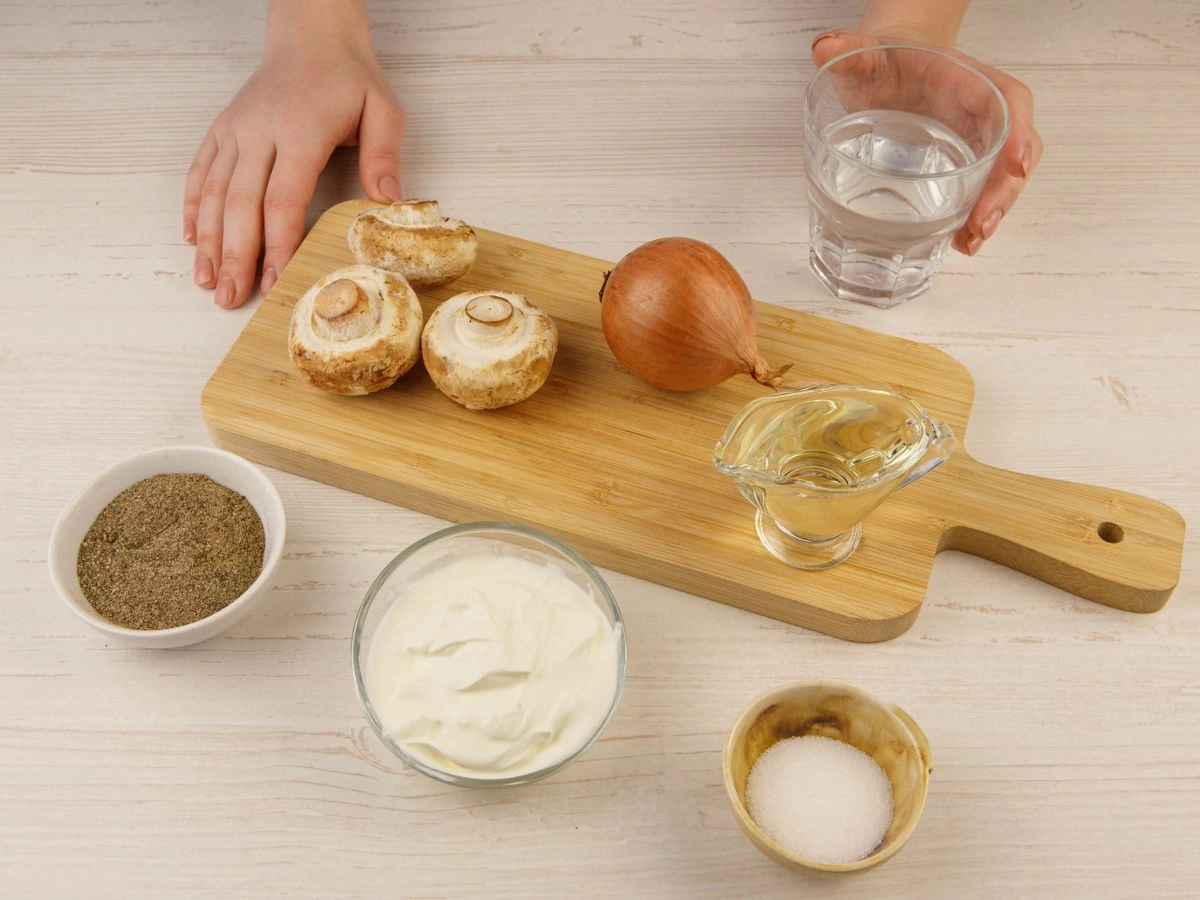 Шаг 1: Сметанный соус с шампиньонами