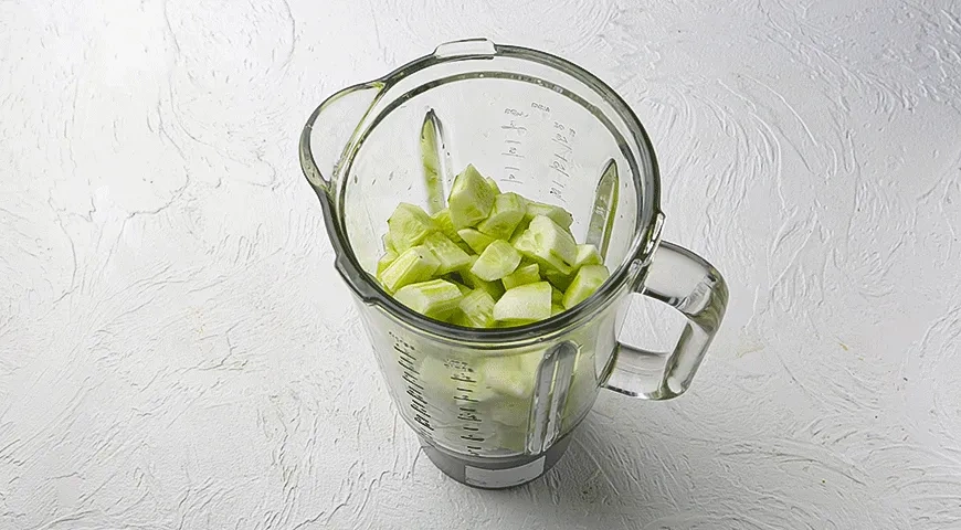 Смузи из огурца и зелени «Зеленая Мэри»: шаг 1