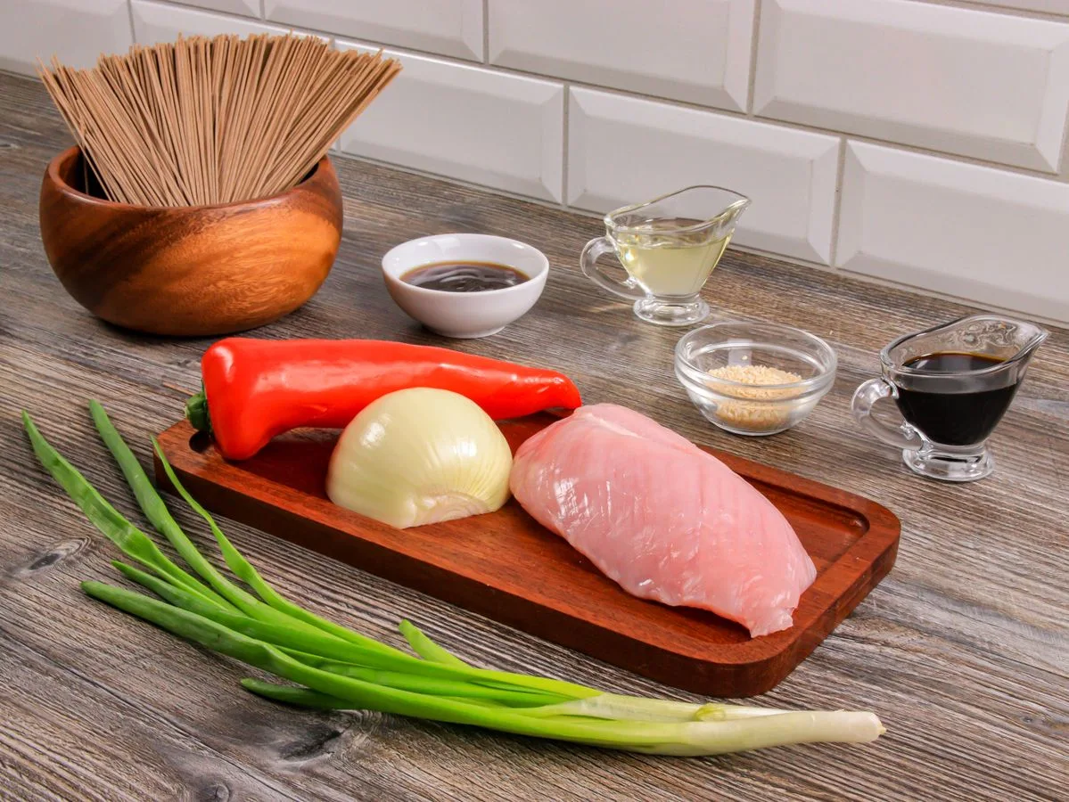 Шаг 1: Соба с курицей и сладким перцем