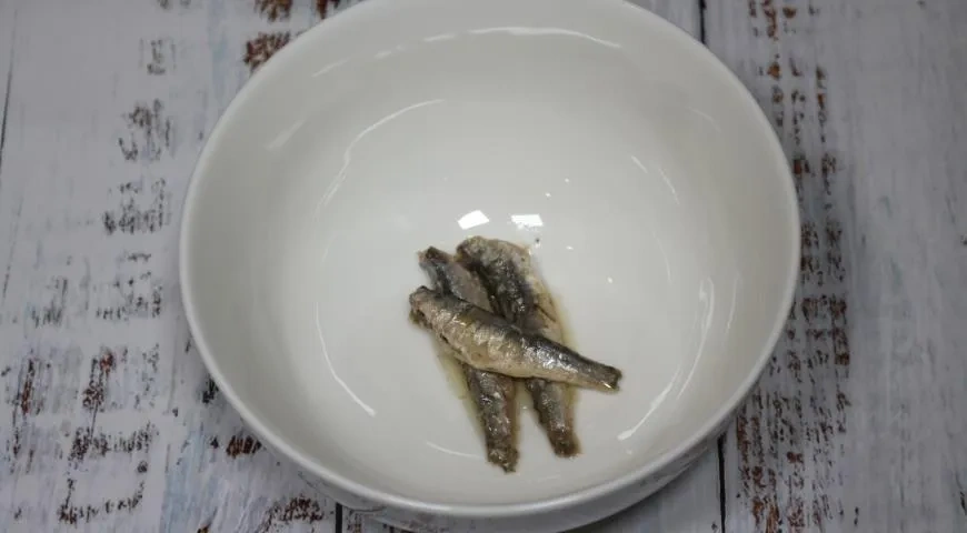 Соус Цезарь с анчоусами: шаг 1