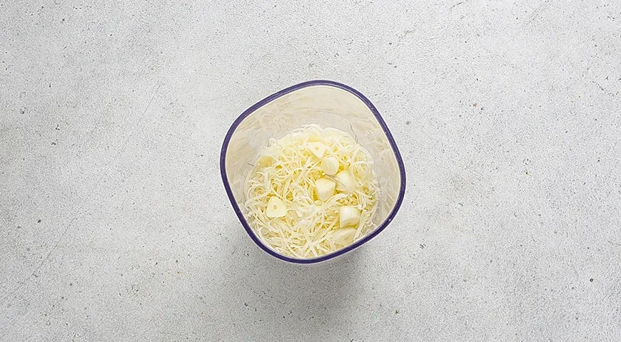 Соус для «Цезаря» из йогурта: шаг 1