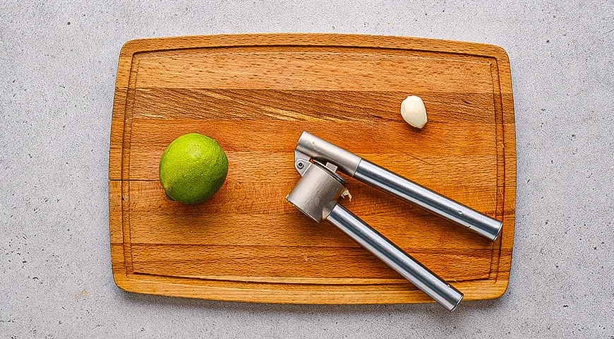 Соус из сметаны и майонеза с копченой паприкой: шаг 1