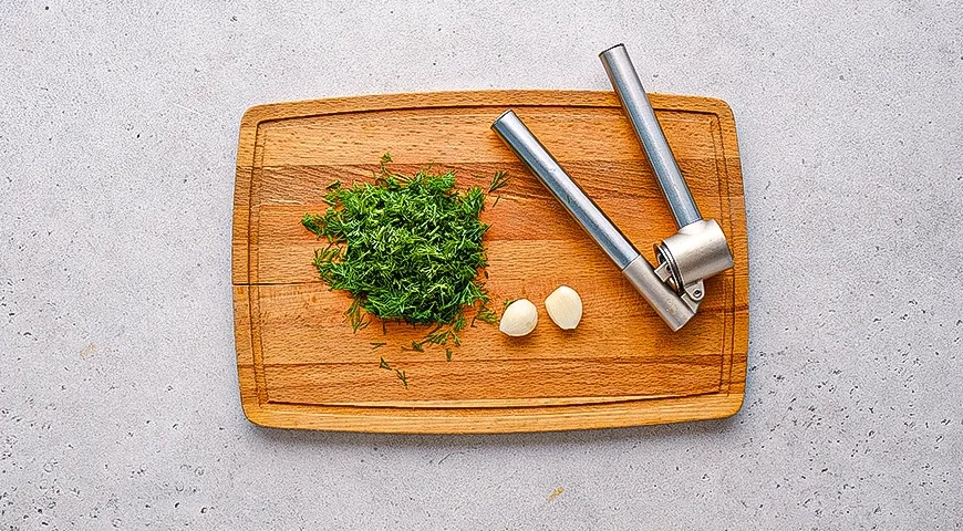 Соус к голубцам из сметаны с чесноком, укропом и лимоном: шаг 1