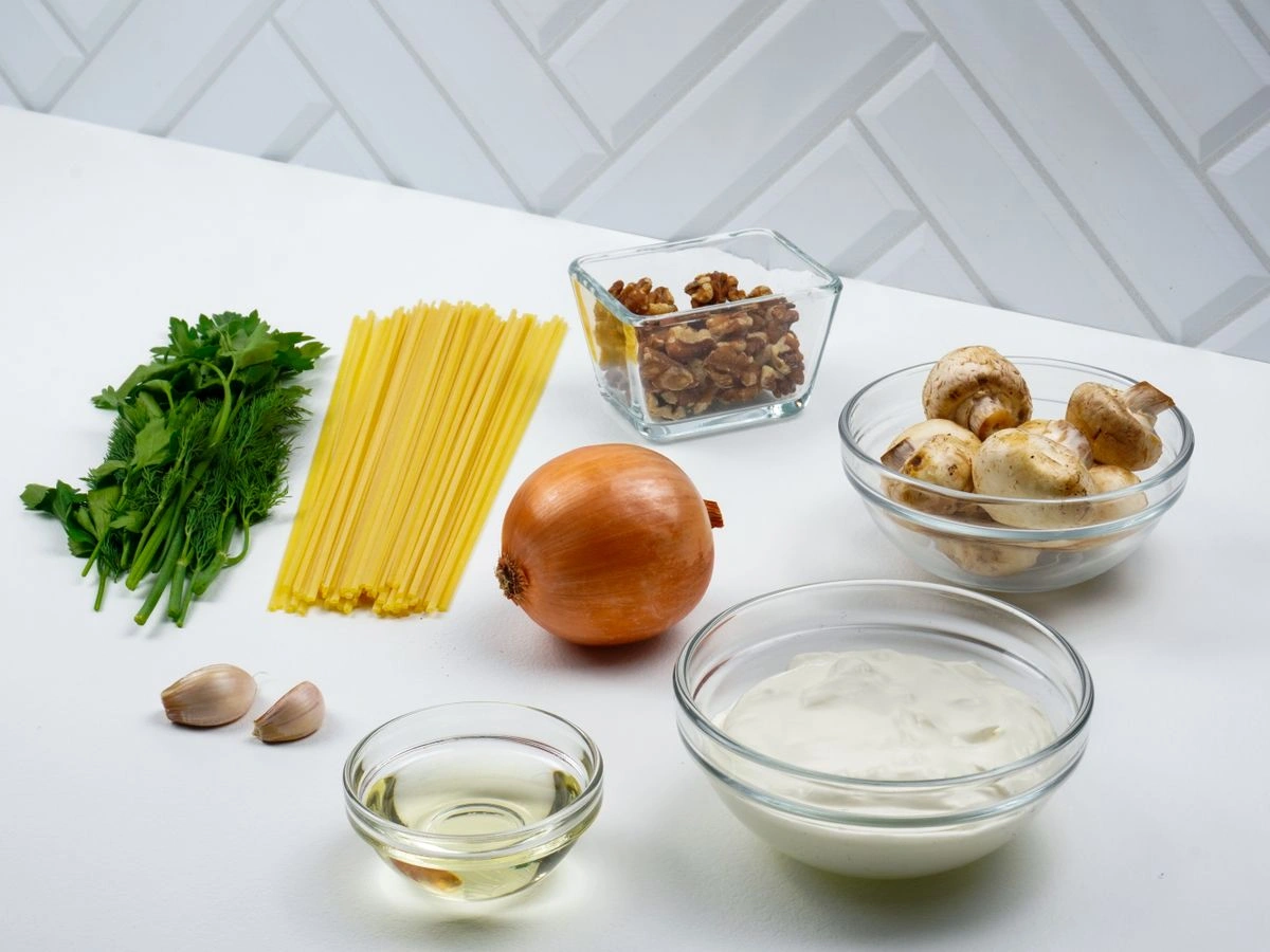 Шаг 1: Спагетти с грибами и орехами