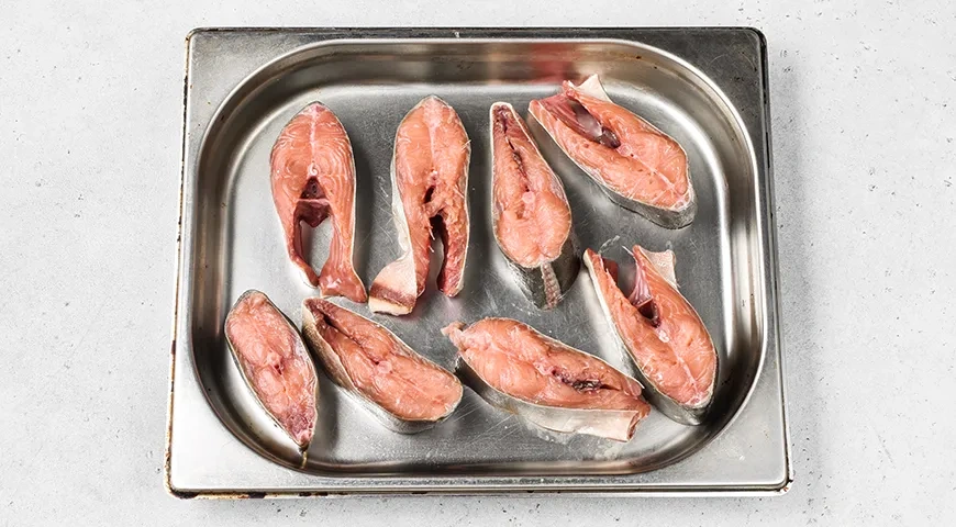 Стейк из кеты на сковороде: шаг 1