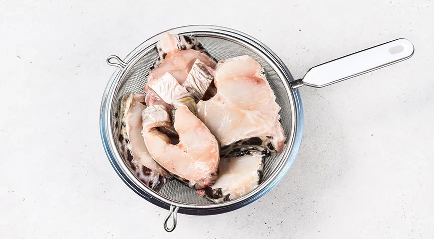 Стейк зубатки, запеченный с сыром и помидорами в духовке: шаг 1