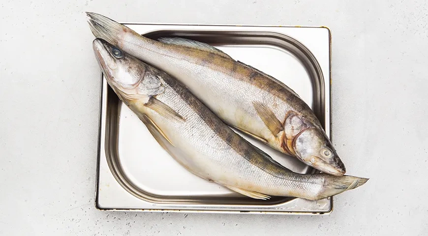 Судак с луком на сковороде: шаг 1