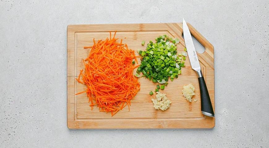 Суп с дамплингами и шпинатом: шаг 1