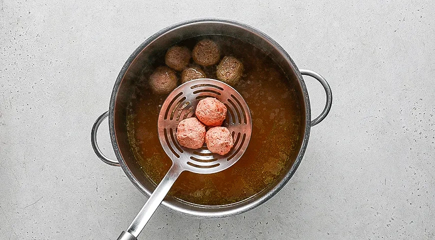 Суп с фрикадельками, шпинатом и песто: шаг 1