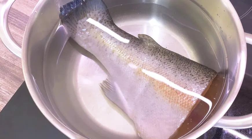 Суп с красной рыбой и сливками: шаг 1