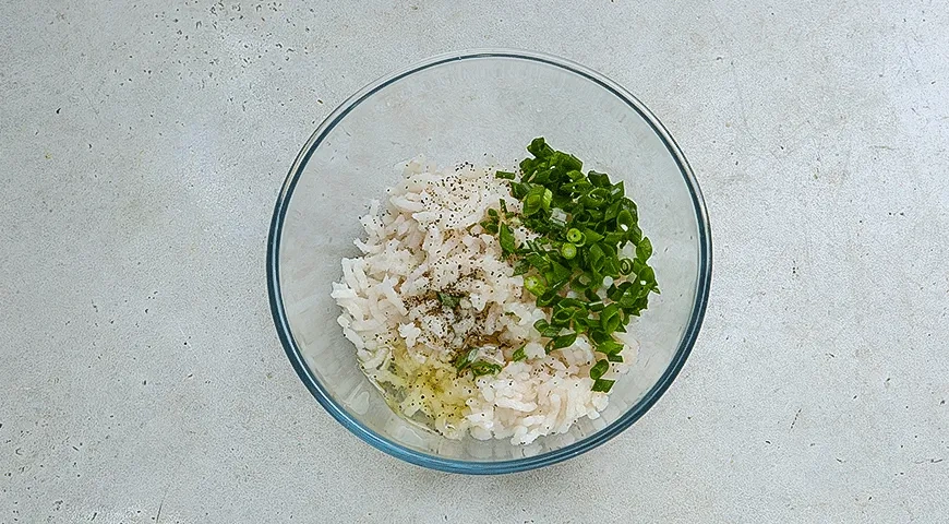 Суп с рыбными фрикадельками, овощной смесью и лапшой: шаг 1