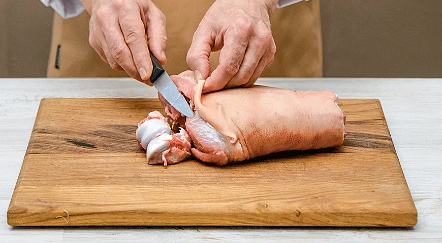 Свиная рулька в темном пиве с квашеной капустой: шаг 1