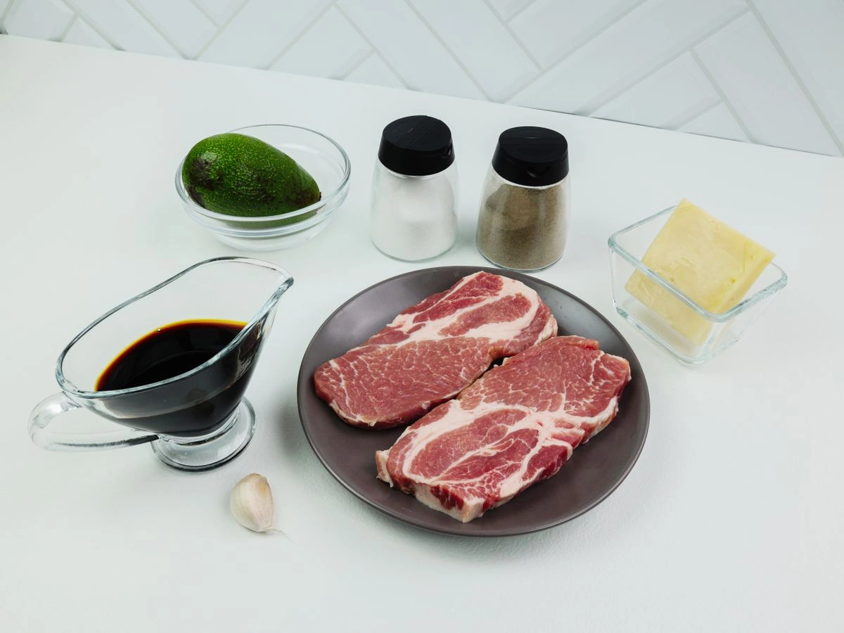 Шаг 1: Свинина с авокадо под сырной шапкой