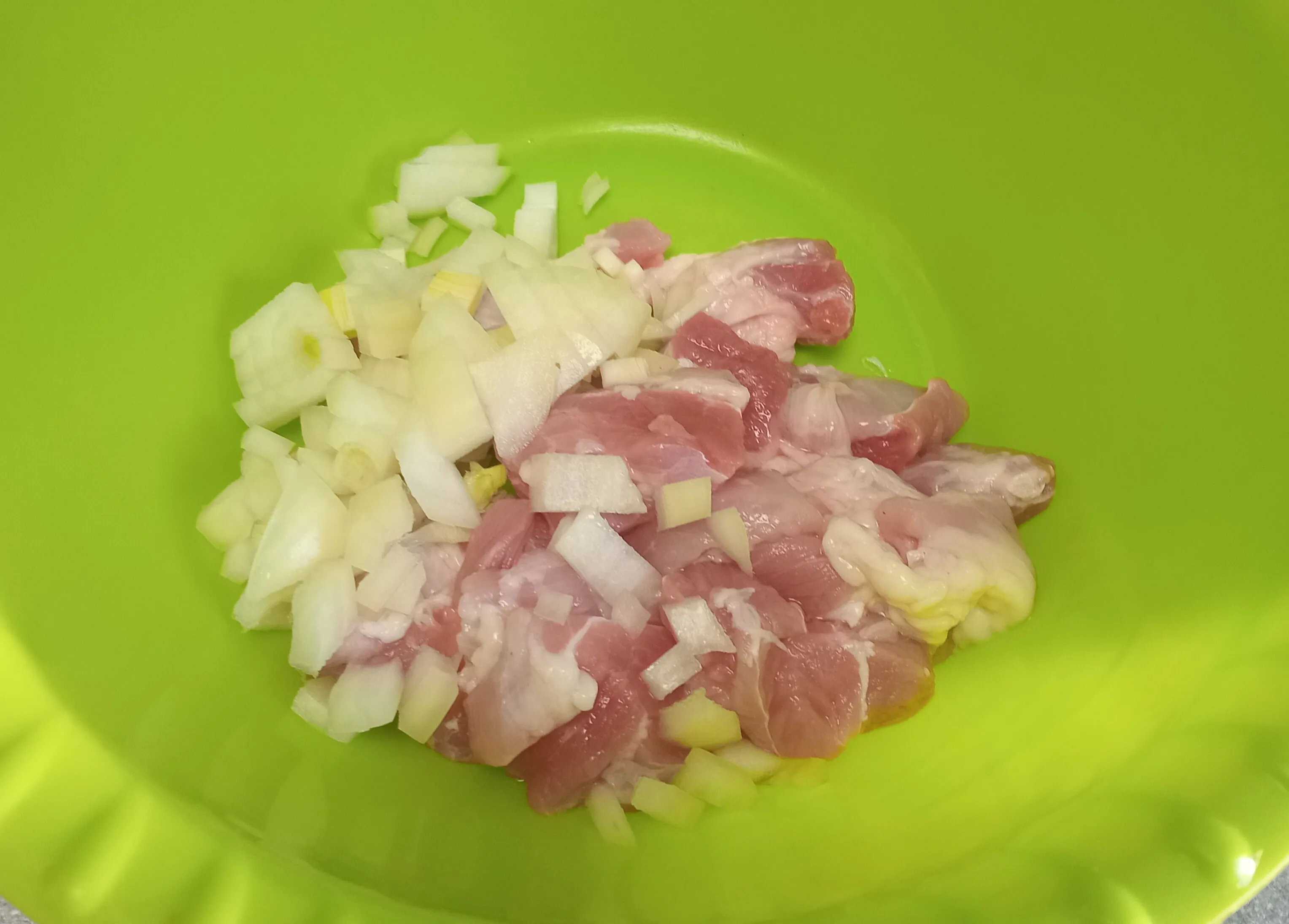 Свинина с картофелем в горшочках: шаг 1