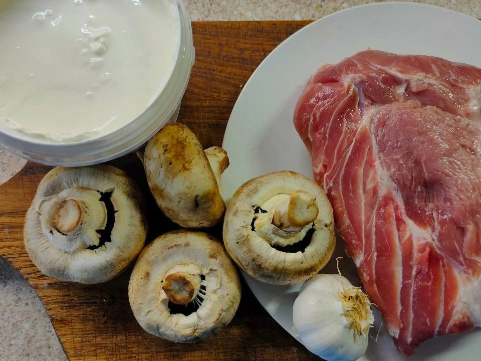 Шаг 1: Свинина в духовке с грибной подливкой