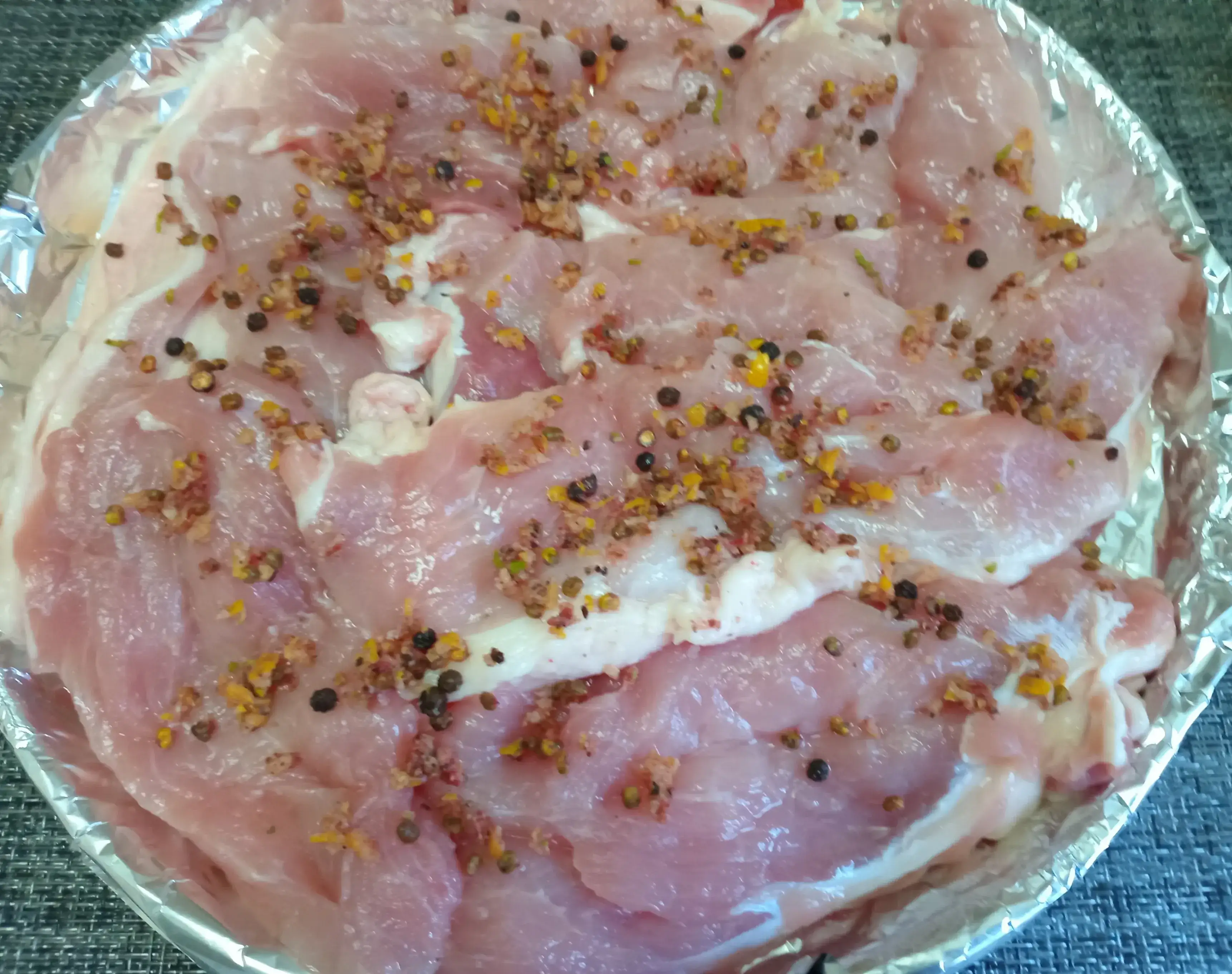 Свинина запечённая под помидорами: шаг 1