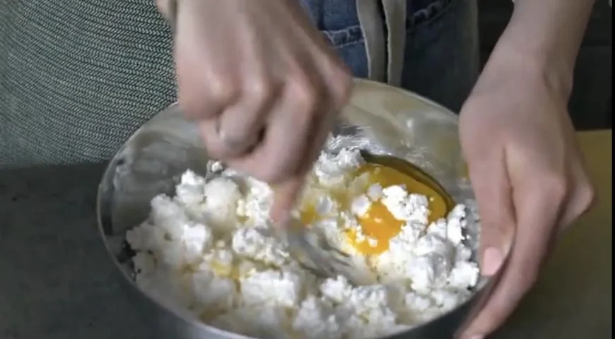 Сырники с ягодным соусом: шаг 1