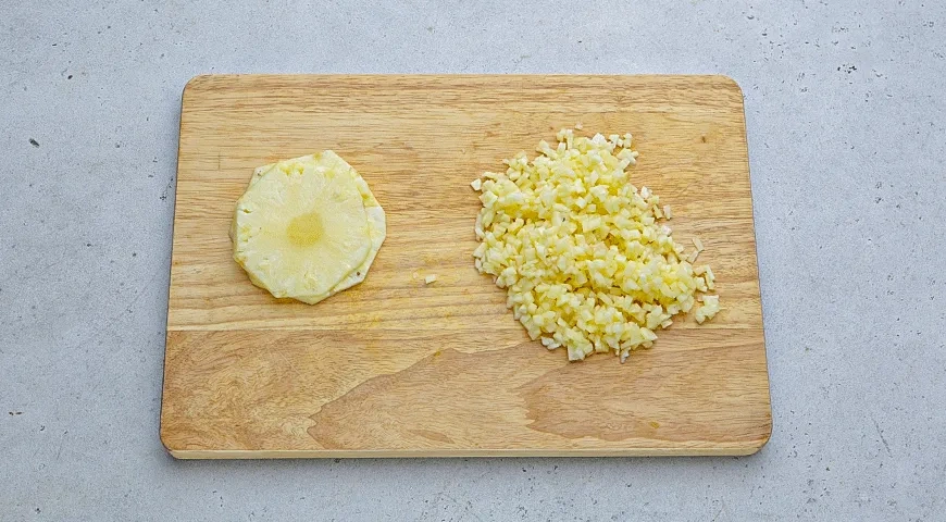 Сырный трюфель с ананасом в шоколаде: шаг 1