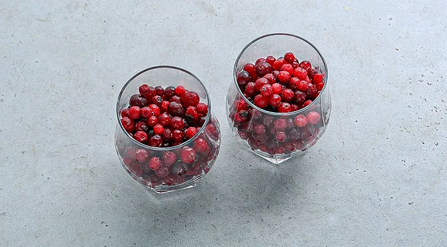 Таежный десерт с кедровыми орешками, ягодами и медом: шаг 1