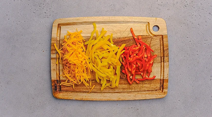 Тако с колбасой, сыром и сладким перцем: шаг 1