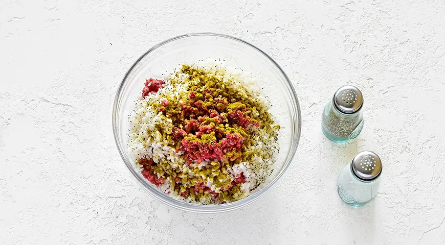 Тефтели с рисом в томатном соусе: шаг 1