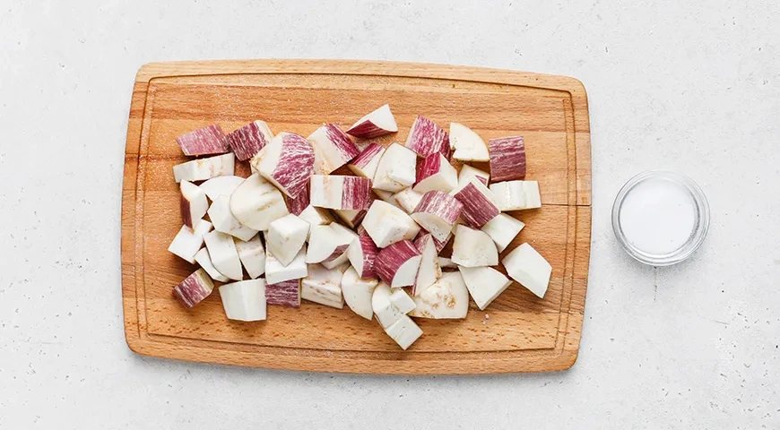 Теплый салат из огурцов, помидоров и баклажанов: шаг 1