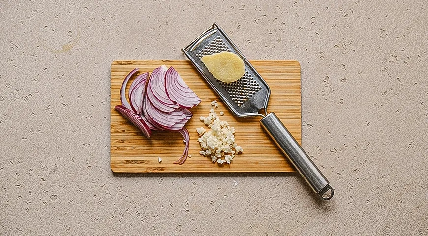 Теплый салат с баклажанами и помидорами: шаг 1