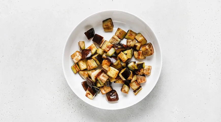 Теплый салат с говядиной и баклажанами: шаг 1