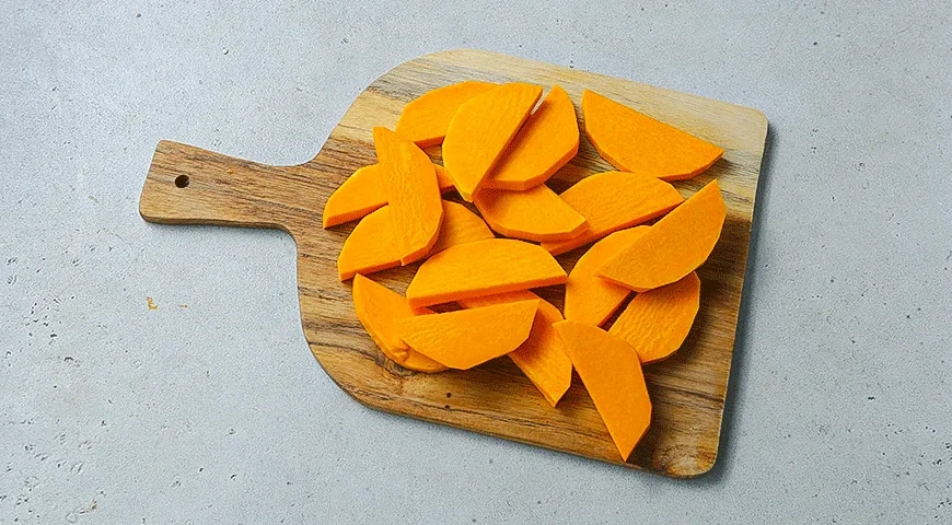 Теплый салат с хрустящей тыквой и колбасой: шаг 1