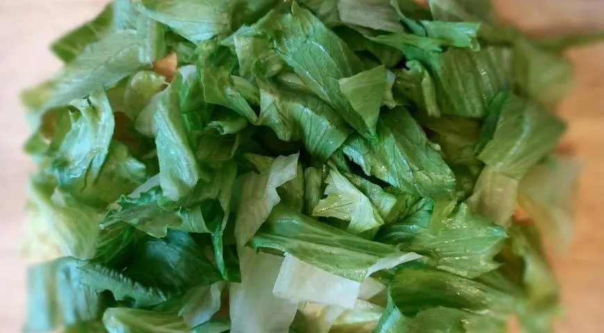 Теплый салат с куриной печенью в медовом соусе и яйцом пашот: шаг 1