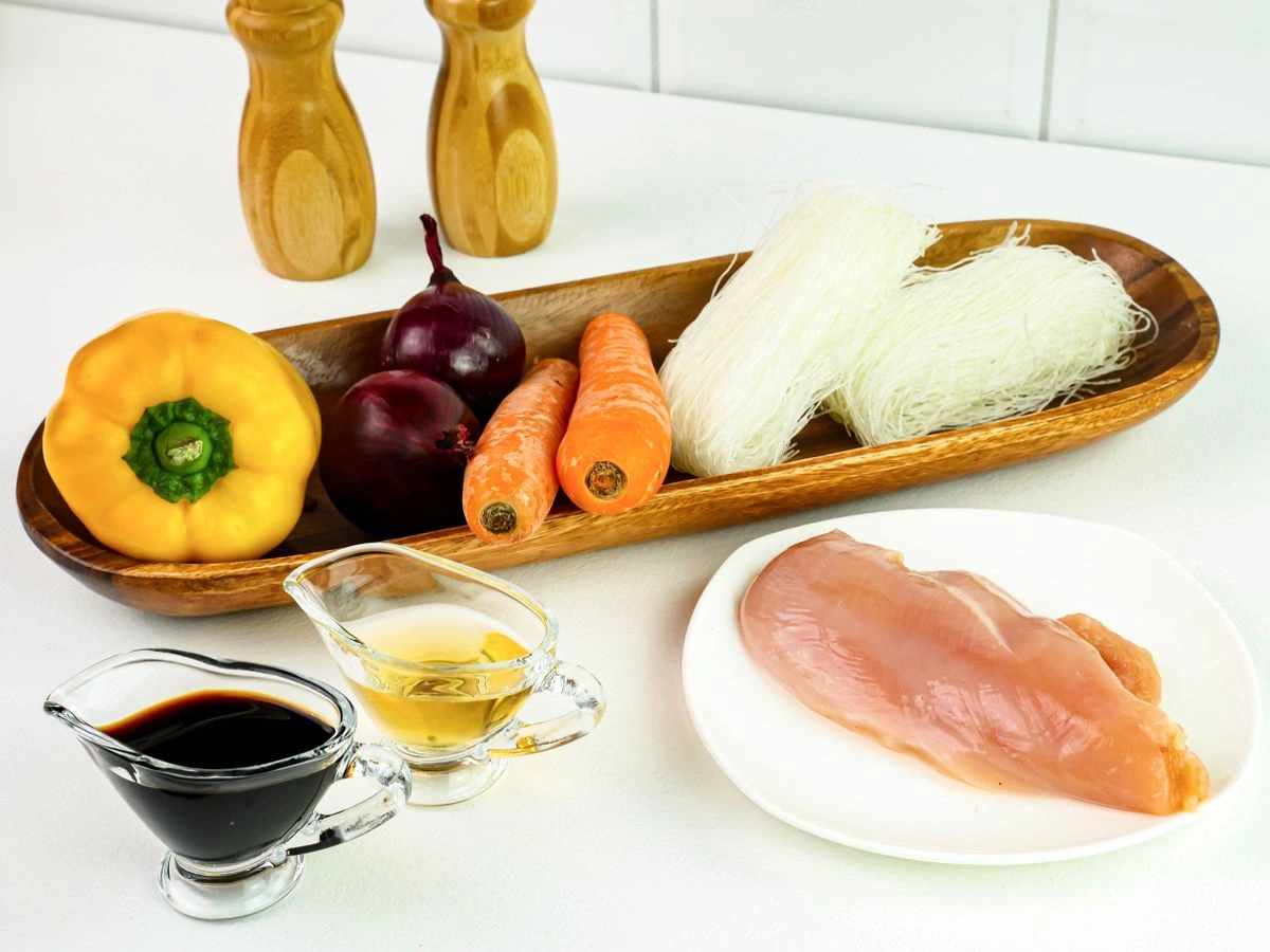 Шаг 1: Теплый салат с фунчозой, курицей и овощами