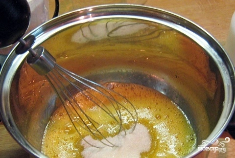 Шаг 1: Тонкие блинчики на кефире с кипятком