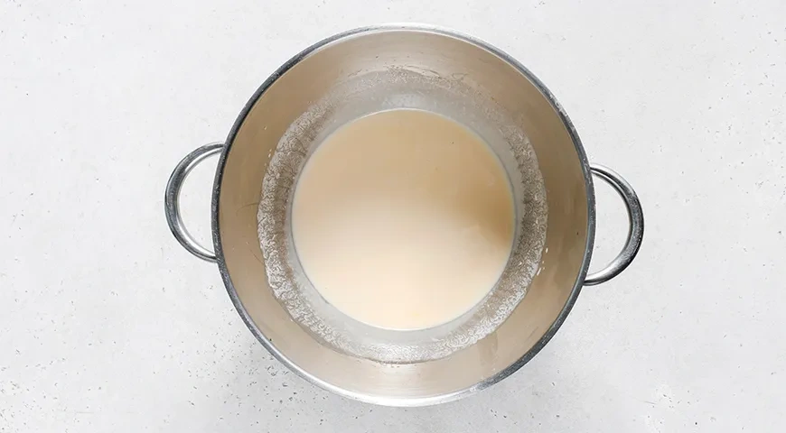 Тонкие блины на ряженке: шаг 1