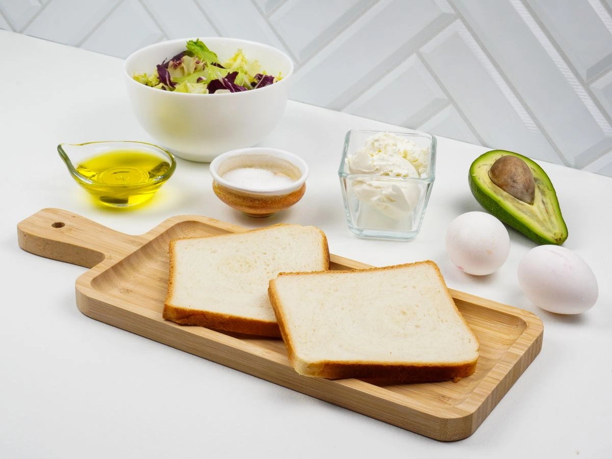 Шаг 1: Тост с авокадо и яйцом пашот