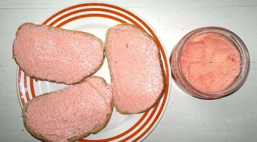 Тосты с икрой мойвы, рукколой и перепелиными яйцами: шаг 1